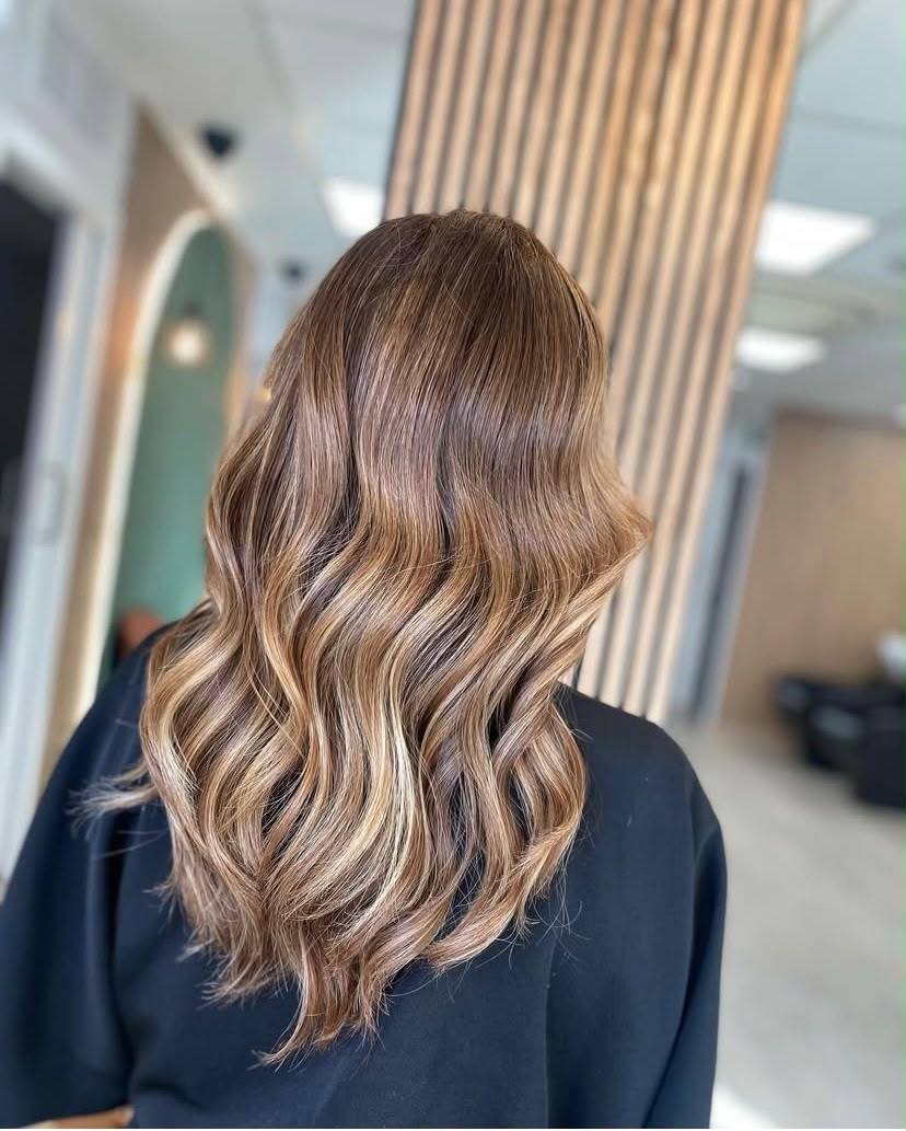 Balayage caramelo con ondas pulidas