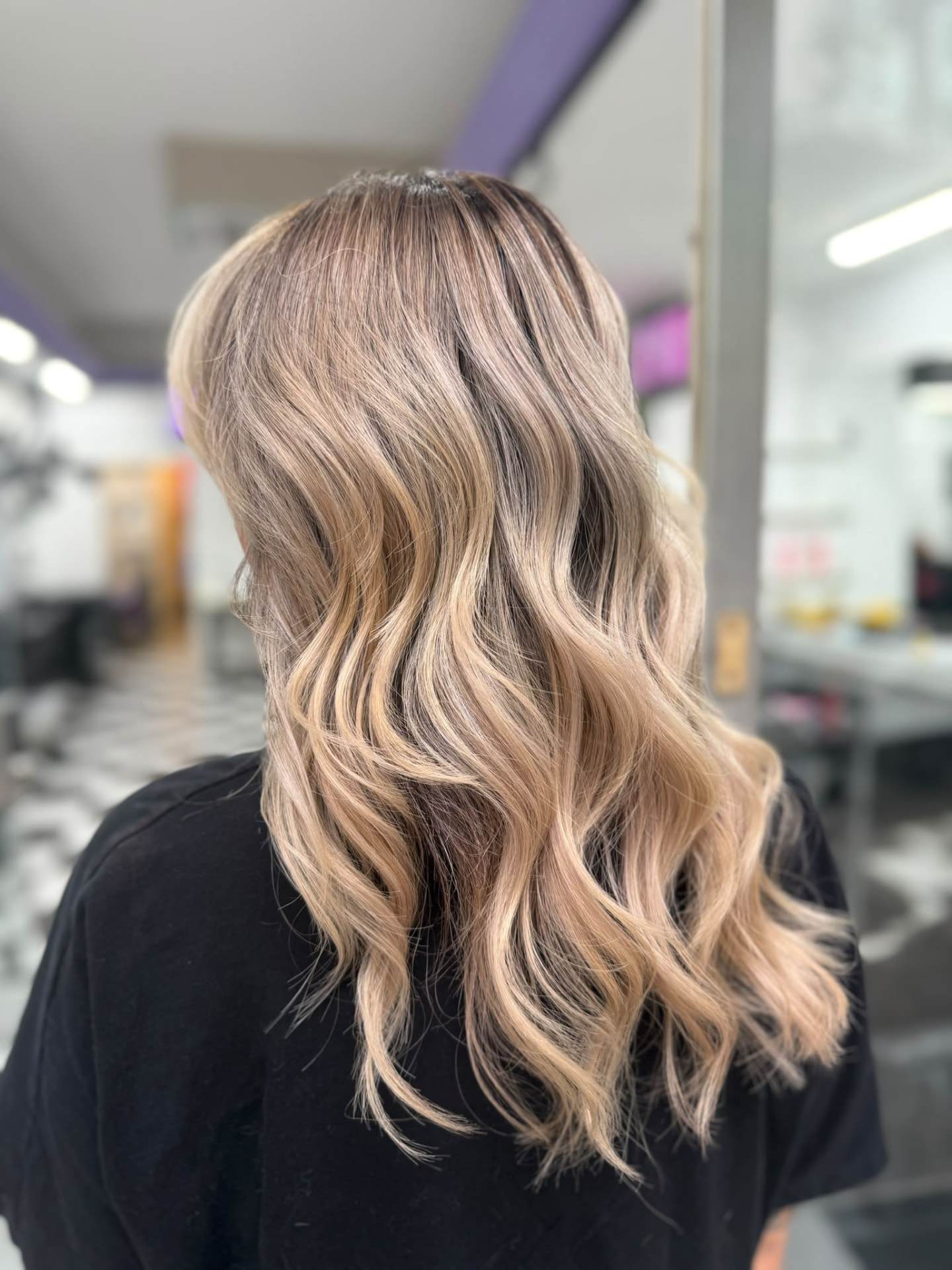 Balayage rubio beige con ondas