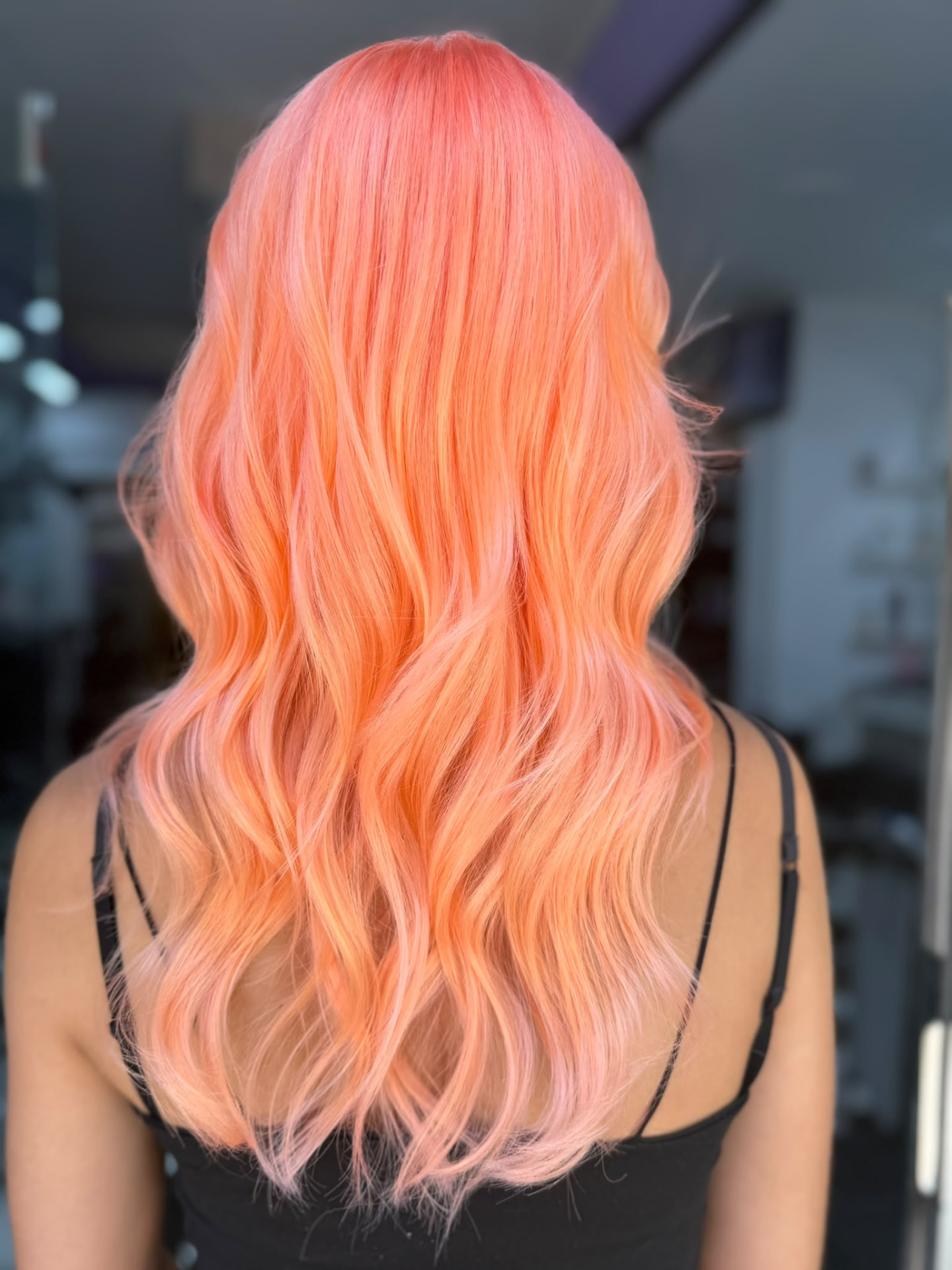 Melena coral pastel con ondas largas