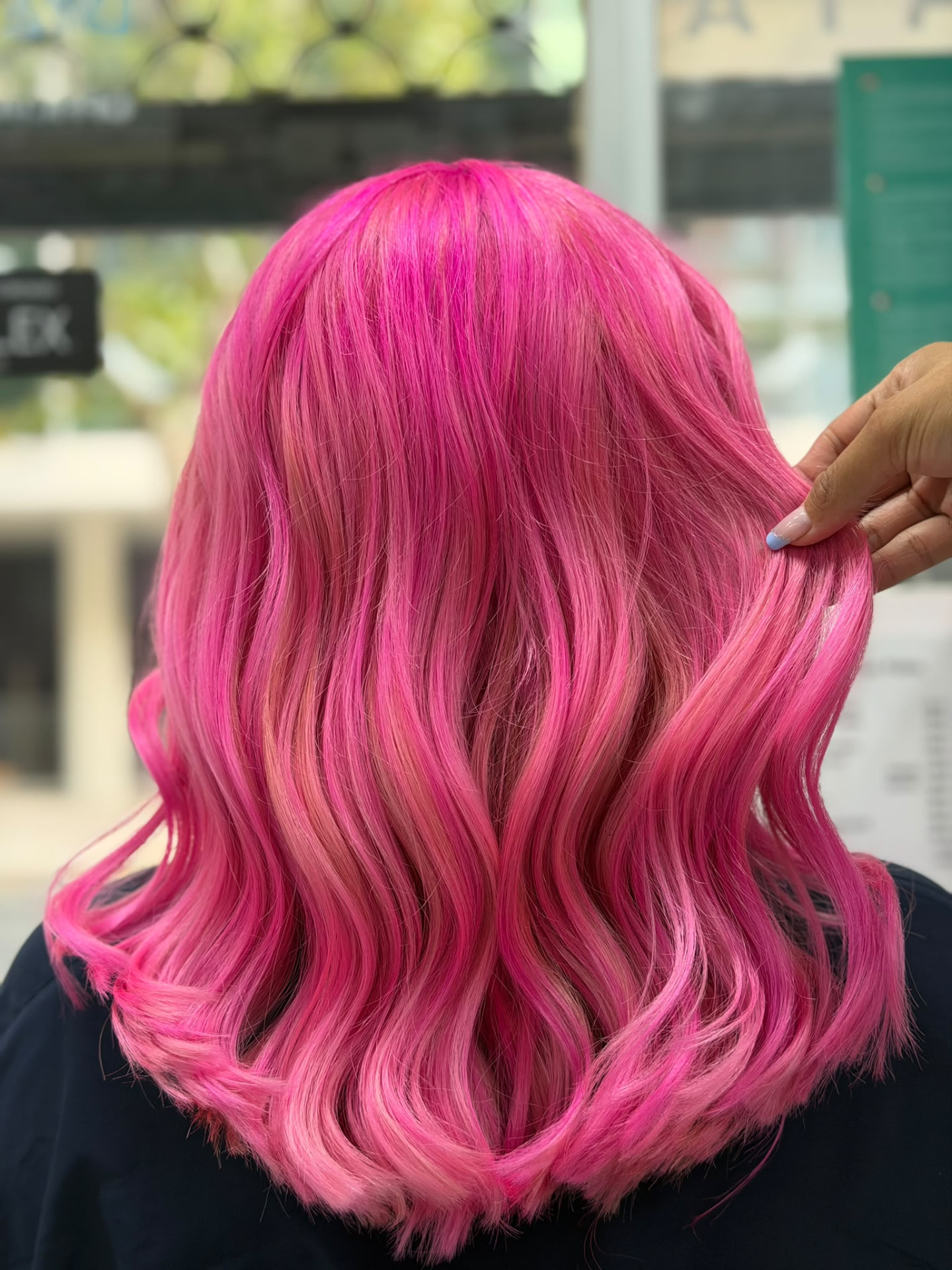 Melena rosa intensa con ondas